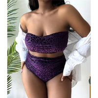 Bikini grande taille imprimé léopard à taille haute violet porté de face, bandeau décolleté et main posée sur la hanche