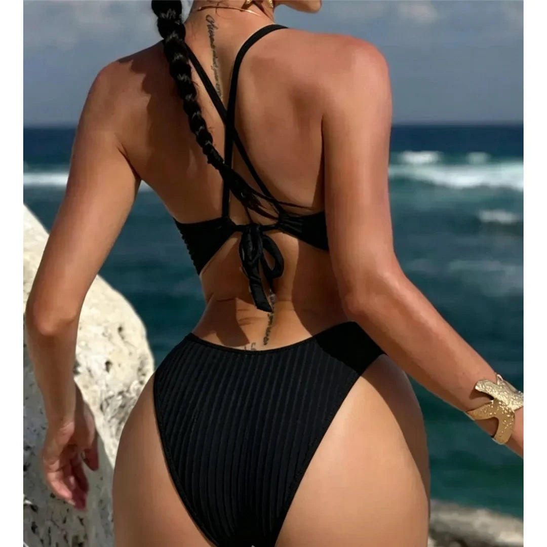 Bikini côtelé à anneau métallique noir vu de dos, bretelles croisées nouées dans le dos et culotte taille haute