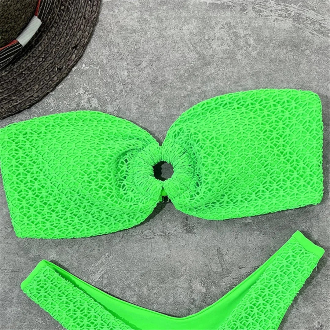 Gros plan sur le bandeau vert fluo à anneau central, texture en maille ajourée et bas échancré dessous