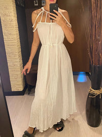 Longue robe blanche à cordes nouées au cou et taille serrée par un lien, portée de face en selfie au miroir