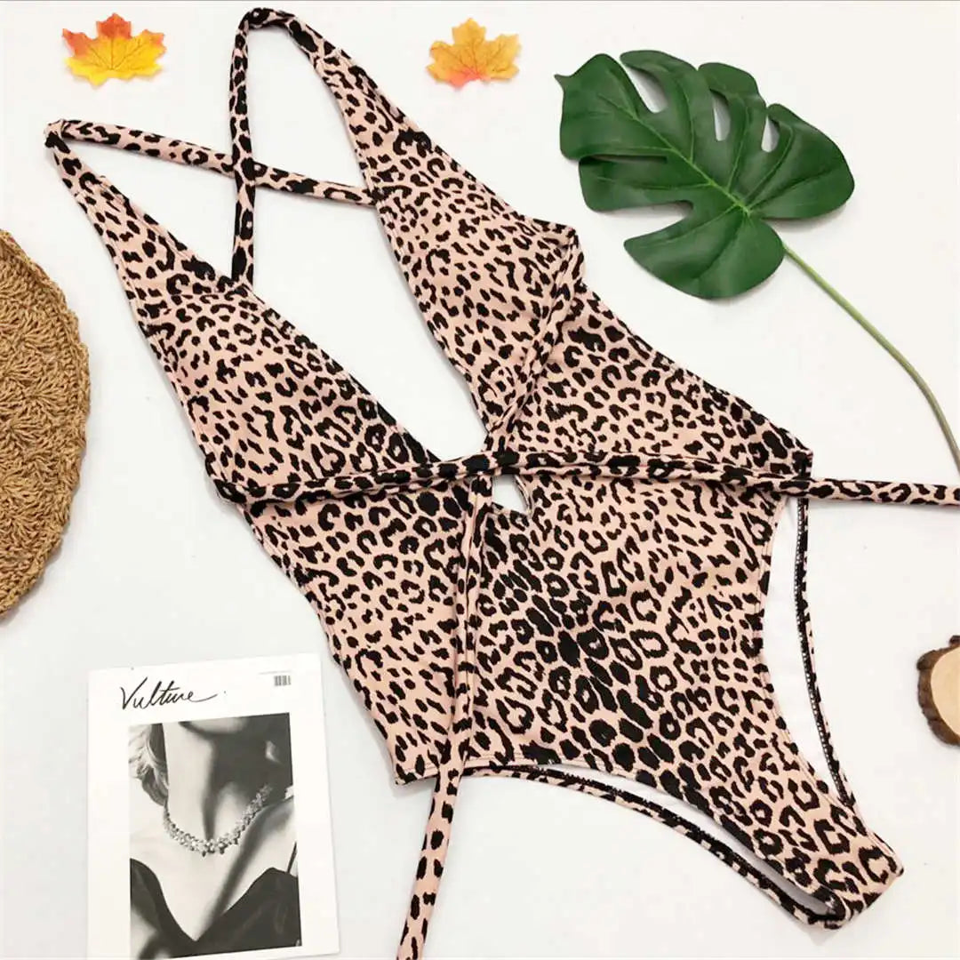 Maillot de bain une pièce triangle croisé imprimé léopard posé à plat, bretelles croisées et lien de taille déployé