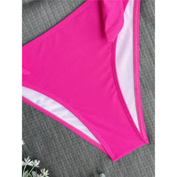 Gros plan sur le bas rose fuchsia du bikini noué, côté lacé et doublure blanche à l'intérieur de la culotte