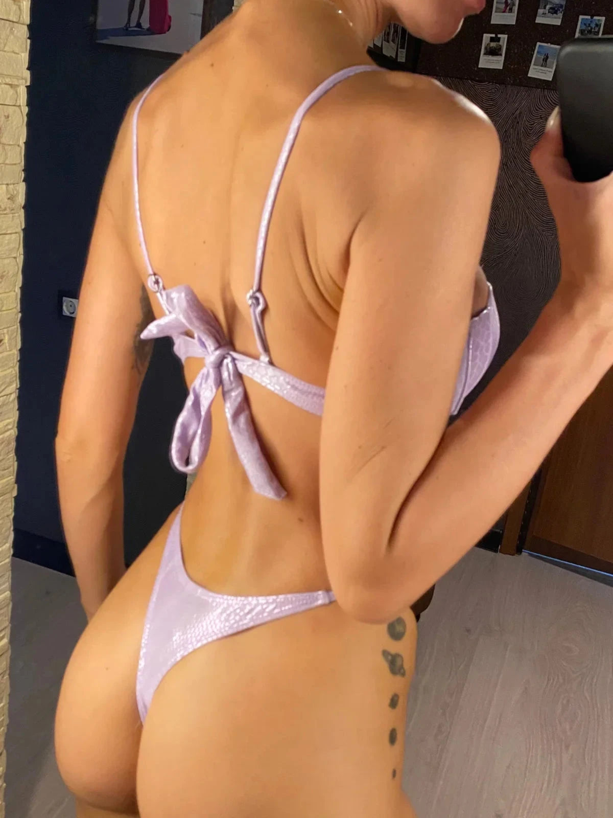 Bikini balconnet string lilas vu de dos sur une femme, bretelles fines et nœud de dos sur le haut, bas string échancré