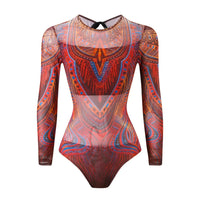 Maillot de bain une pièce manches longues rouge brique posé à plat de face, tissu transparent et motifs bleus