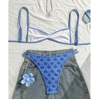 Bikini bleu imprimé fleuri vu de l'intérieur, doublure blanche visible sur le haut à bretelles fines réglables