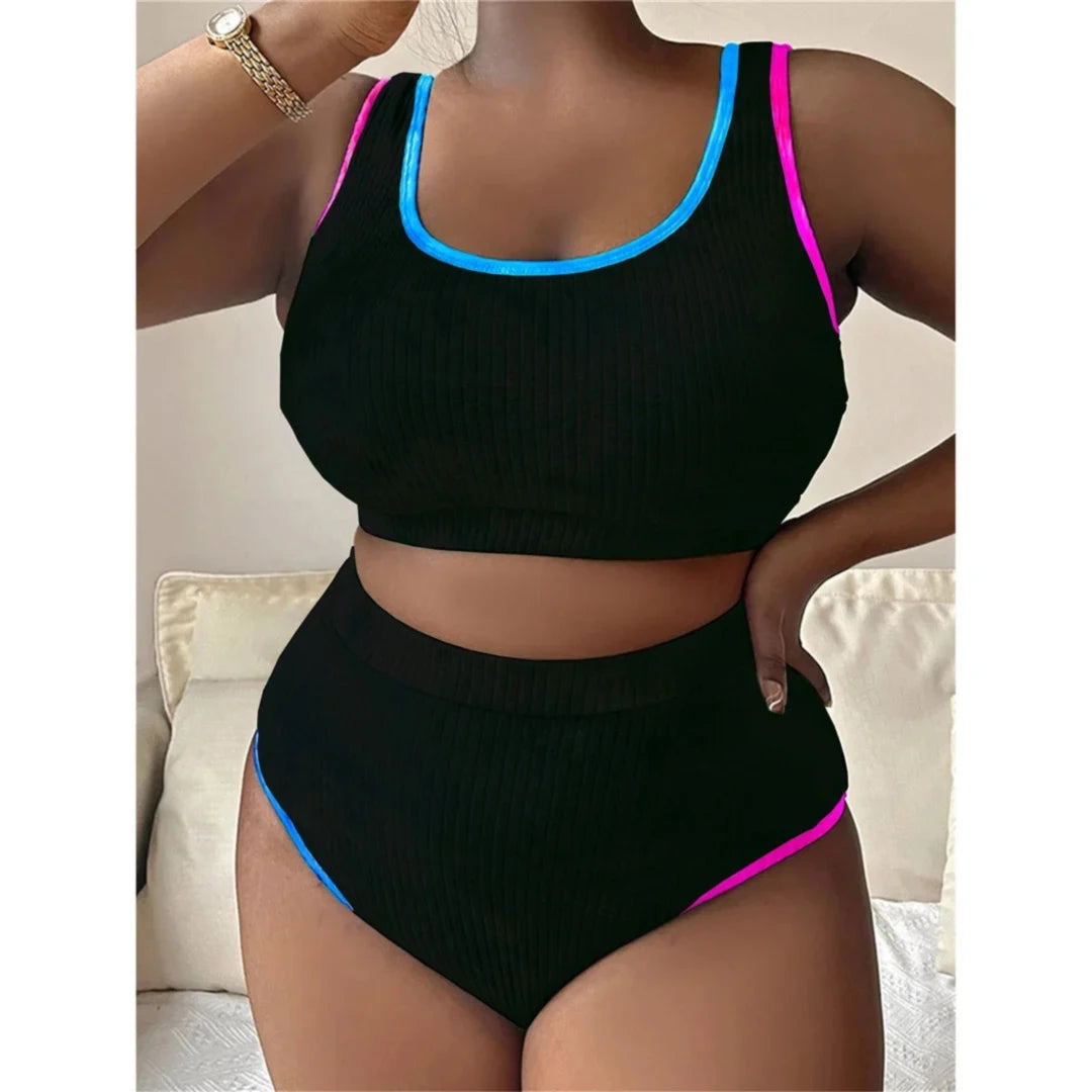 Bikini grande taille tie-dye taille haute noir porté de face, bordures bleues et roses contrastées