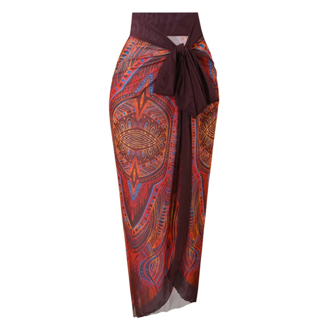 Paréo long marron et rouge à motifs ethniques noué à la taille, posé à plat sur fond blanc, assorti au maillot