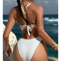 Bikini côtelé à anneau métallique blanc vu de dos, bretelles croisées nouées dans le dos et taille haute