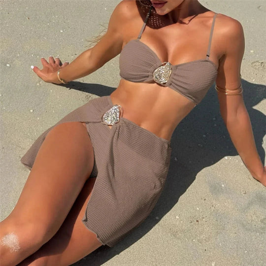 Maillot de bain trois pièces avec jupe brésilien marron café porté allongée sur le sable, bandeau à ornement argenté