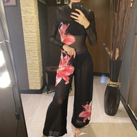 Ensemble maillot une pièce fleuri manches longues noir en mesh avec pantalon large, porté de face en photo miroir