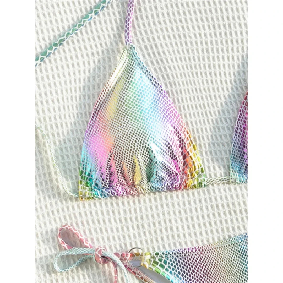 Gros plan sur le triangle imprimé serpent irisé aux teintes pastel et son bord de maille crochetée