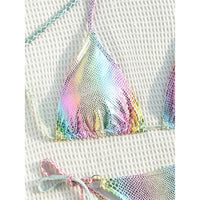 Gros plan sur le triangle imprimé serpent irisé aux teintes pastel et son bord de maille crochetée