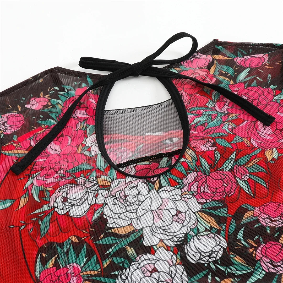 Gros plan sur le col du maillot de bain imprimé fleuri, lien noir noué et pivoines roses et blanches sur fond rouge