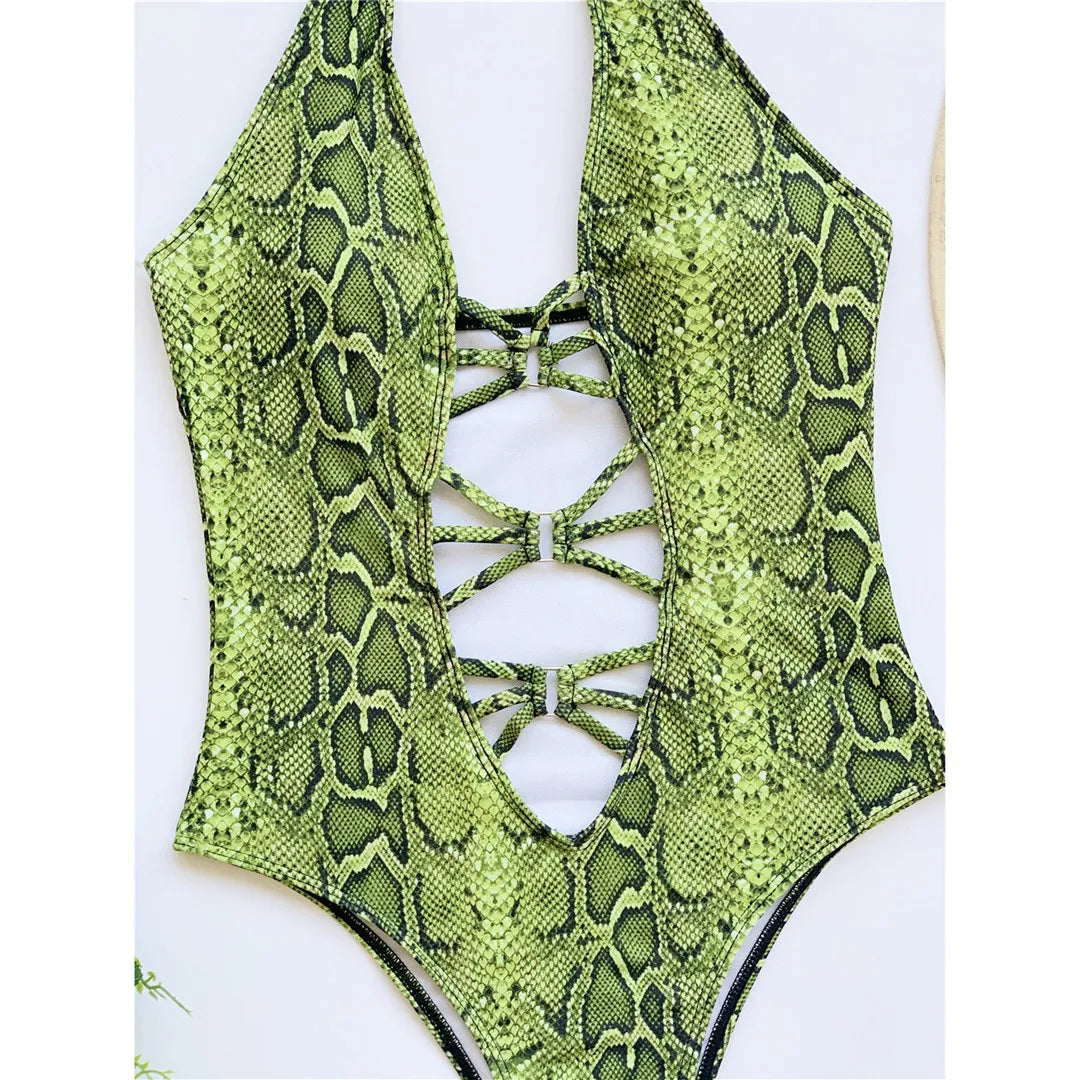 Gros plan sur les lacets croisés et les découpes du monokini imprimé serpent vert, en plan rapproché