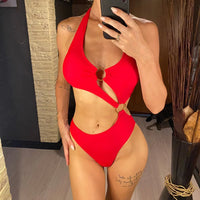 Monokini une pièce asymétrique tour de cou rouge porté de face, découpe latérale et anneau doré au centre