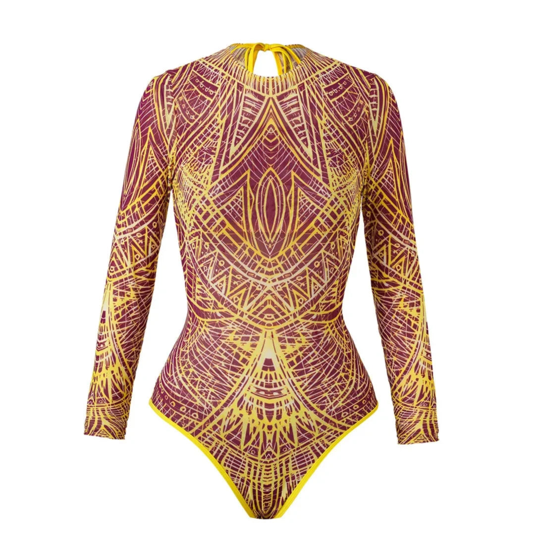 Gros plan sur le maillot une pièce jaune à manches longues, bordure jaune échancrée et motifs ornementaux, vu de face à plat