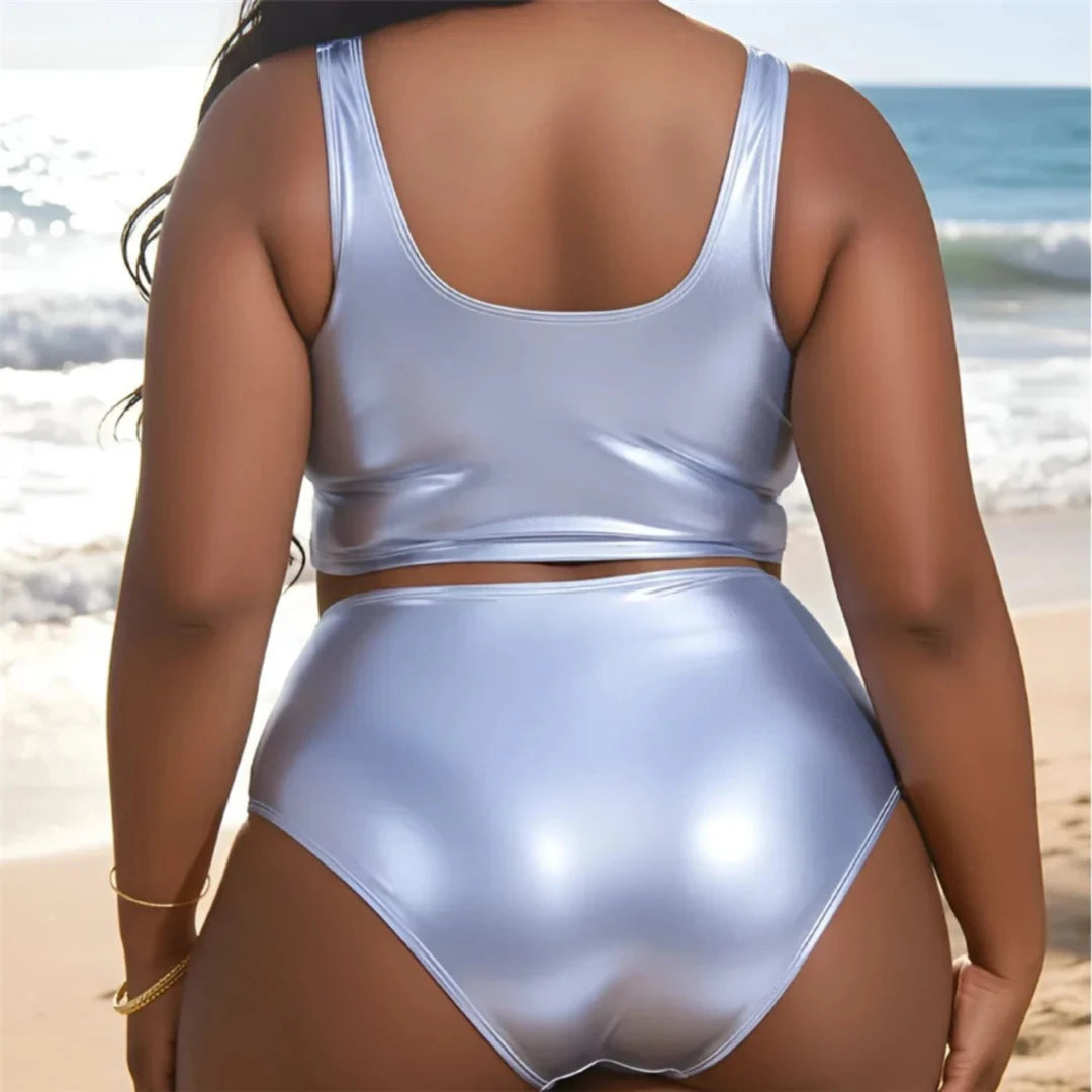Bikini taille haute argenté vu de dos sur la plage, haut col rond et culotte remontée sur la taille