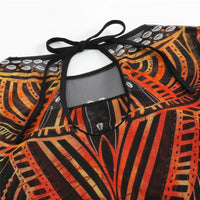 Gros plan sur le lien noir à l'encolure du maillot manches longues orange à motifs ethniques
