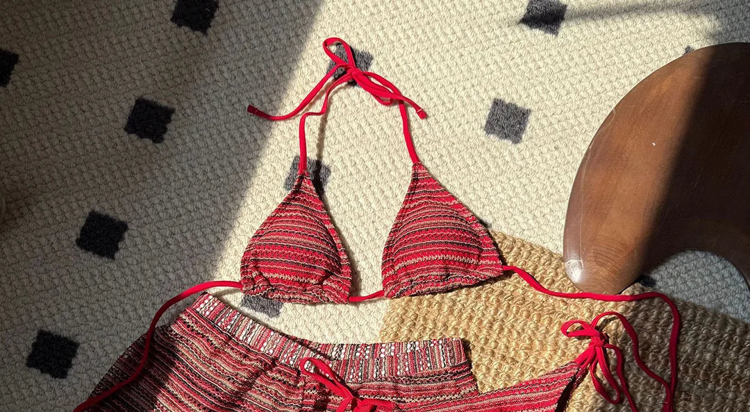 Gros plan sur le haut du bikini rayé triangle avec short taille élastique rouge