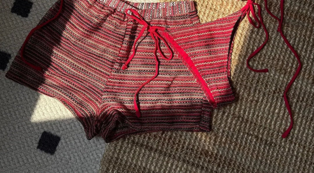 Gros plan sur le bas du bikini rayé triangle avec short taille élastique rouge
