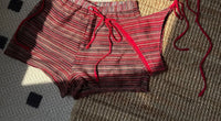 Gros plan sur le bas du bikini rayé triangle avec short taille élastique rouge