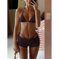 Maillot de bain trois pièces à pois avec short marron café porté de face, haut triangle et short à lacets