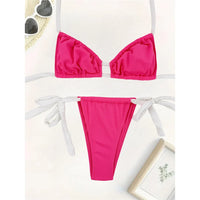 Bikini côtelé tour de cou échancré à fines lanières rose fuchsia à plat sur fond clair, bordures blanches