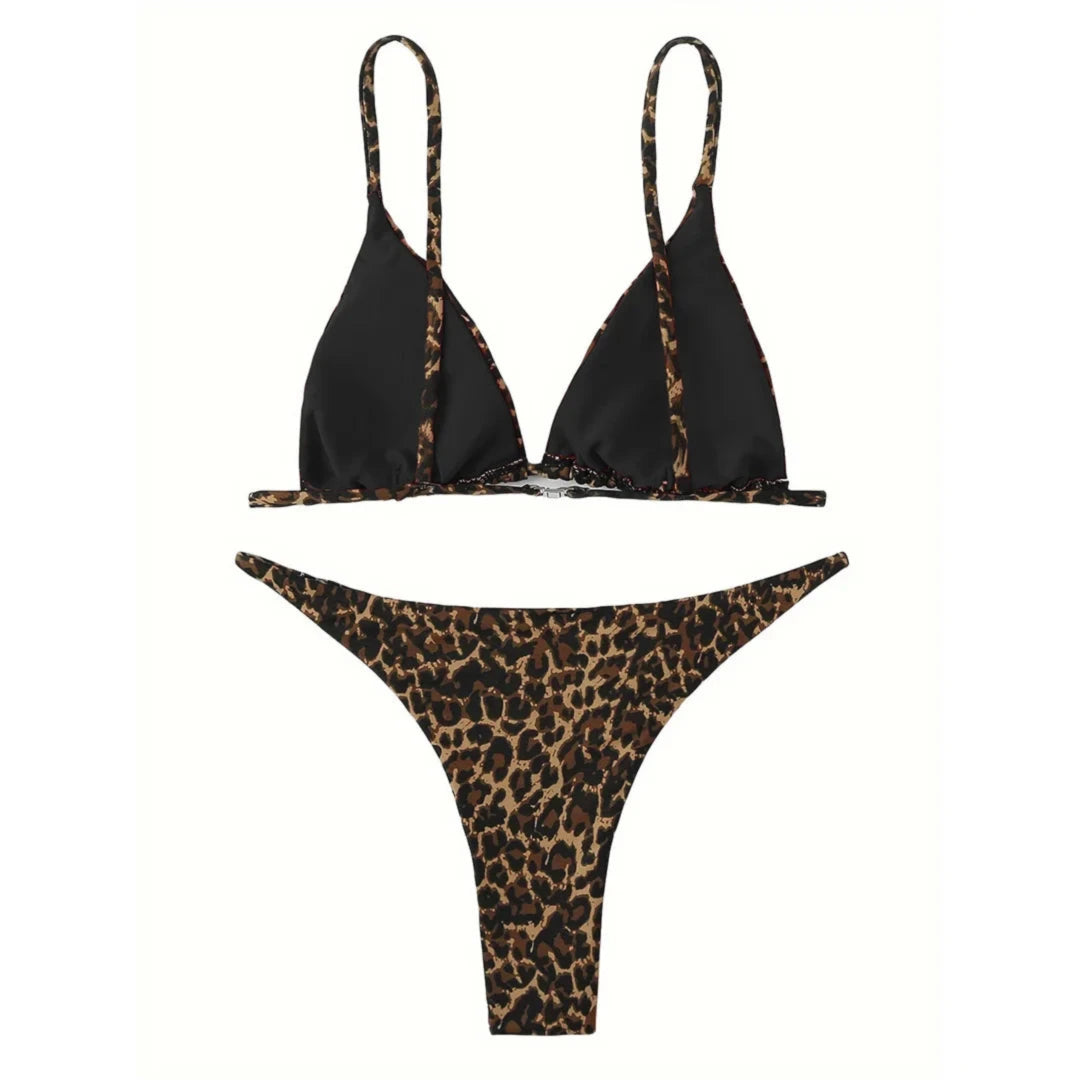 Bikini brésilien sans armatures imprimé léopard noir à plat, haut uni noir doublé et slip léopard sur fond blanc
