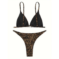 Bikini brésilien sans armatures imprimé léopard noir à plat, haut uni noir doublé et slip léopard sur fond blanc