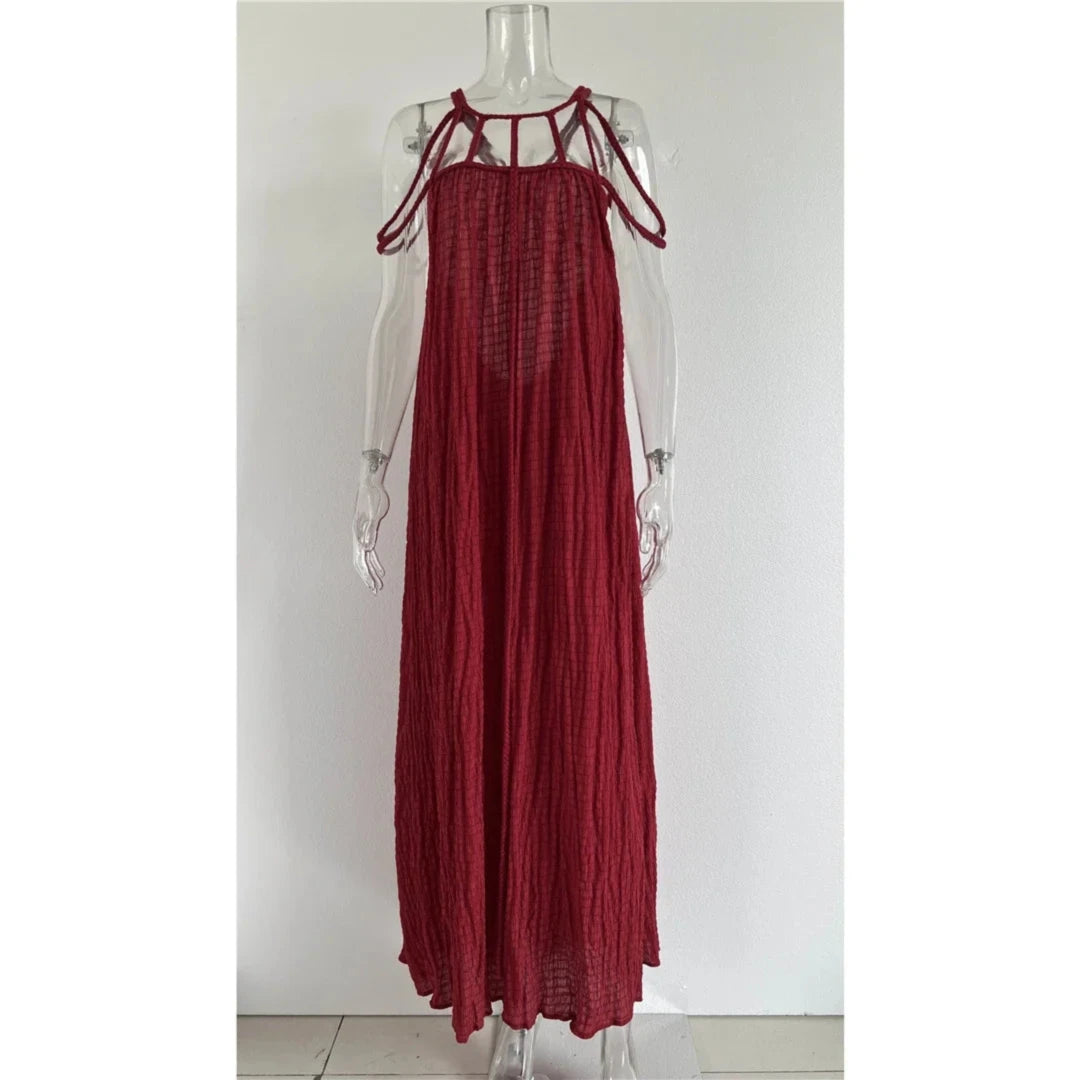 Longue tunique rouge bordeaux à cordes sur le décolleté, vue de face sur mannequin en pied