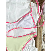 Bikini brésilien triangle imprimé fleuri beige, gros plan sur le bas en fleurs roses sur fond crème