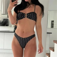 Bikini bandeau brésilien à pois noir porté de face en plan rapproché, bandeau froncé et culotte brésilienne assortie
