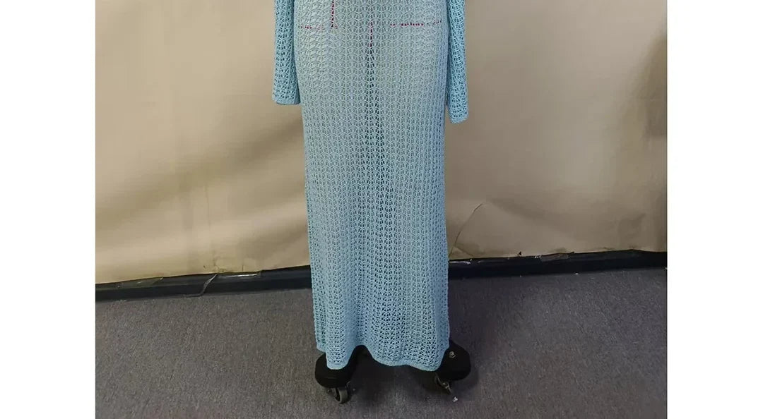 Gros plan sur le bas du robe de plage crochet manches longues fleur en relief bleu ciel