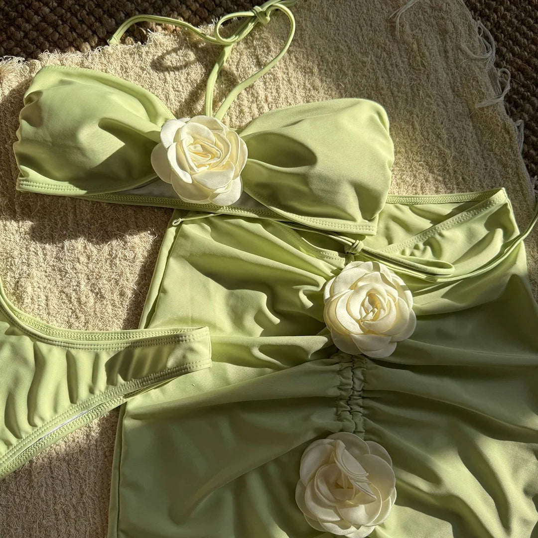 Gros plan sur les fleurs blanches en relief du bustier et de la jupe vert pistache, tissu froncé
