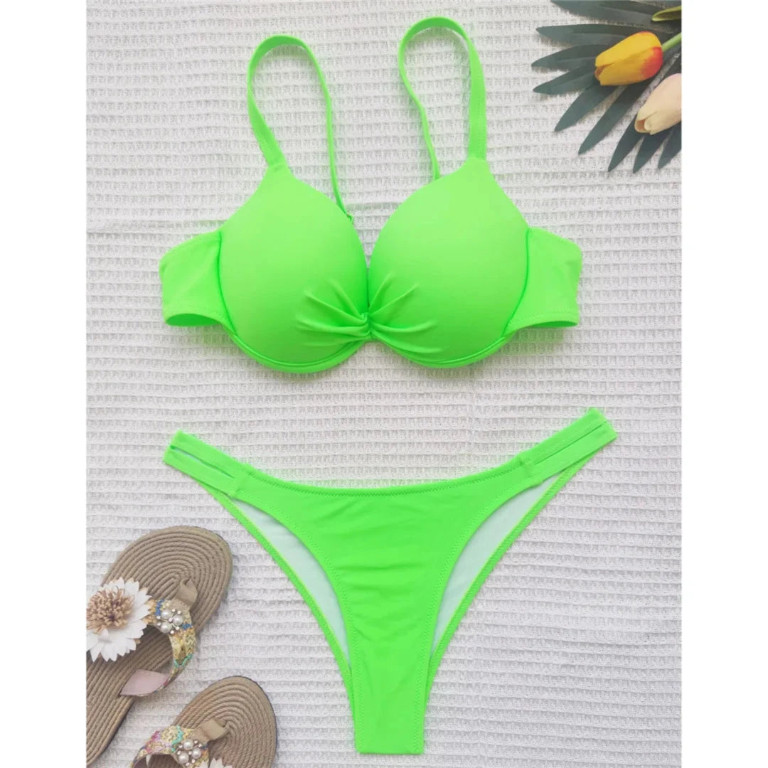 Bikini vert fluo à armatures à plat sur tissu blanc, bonnets rembourrés et culotte à double bande latérale