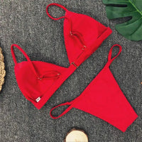 Bikini brésilien rembourré à taille basse rouge retourné sur l'envers, doublure et attaches métalliques du triangle visibles