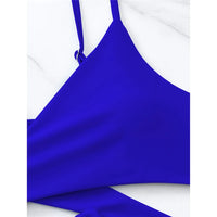 Gros plan sur le haut bleu roi sans armatures, bretelles fines réglables et décolleté en V lisse