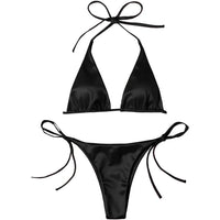 Bikini brésilien satiné triangle tour de cou noir posé à plat sur fond blanc, liens latéraux longs