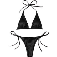 Bikini brésilien satiné noir posé à plat sur fond blanc, haut triangle à bretelles de cou et bas à fins lacets