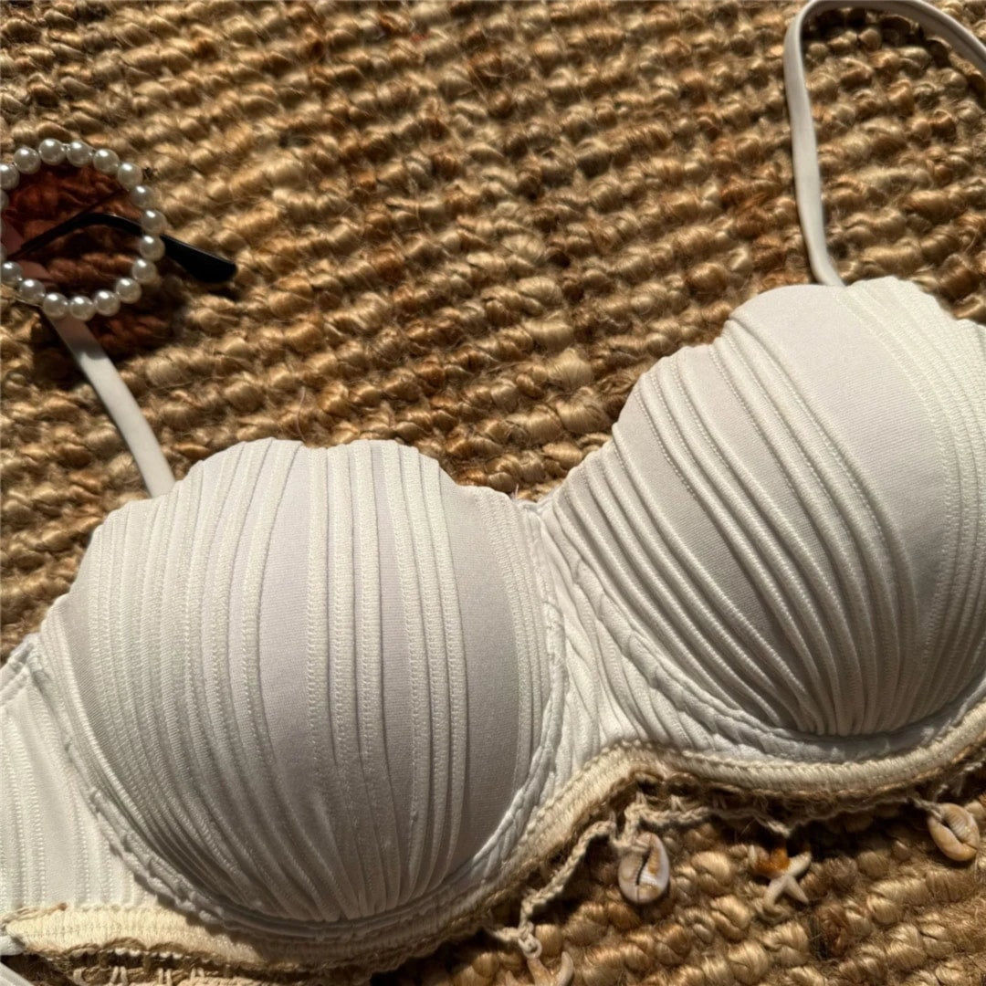 Gros plan sur les bonnets à armatures du bikini blanc côtelé, côtes verticales et bord festonné