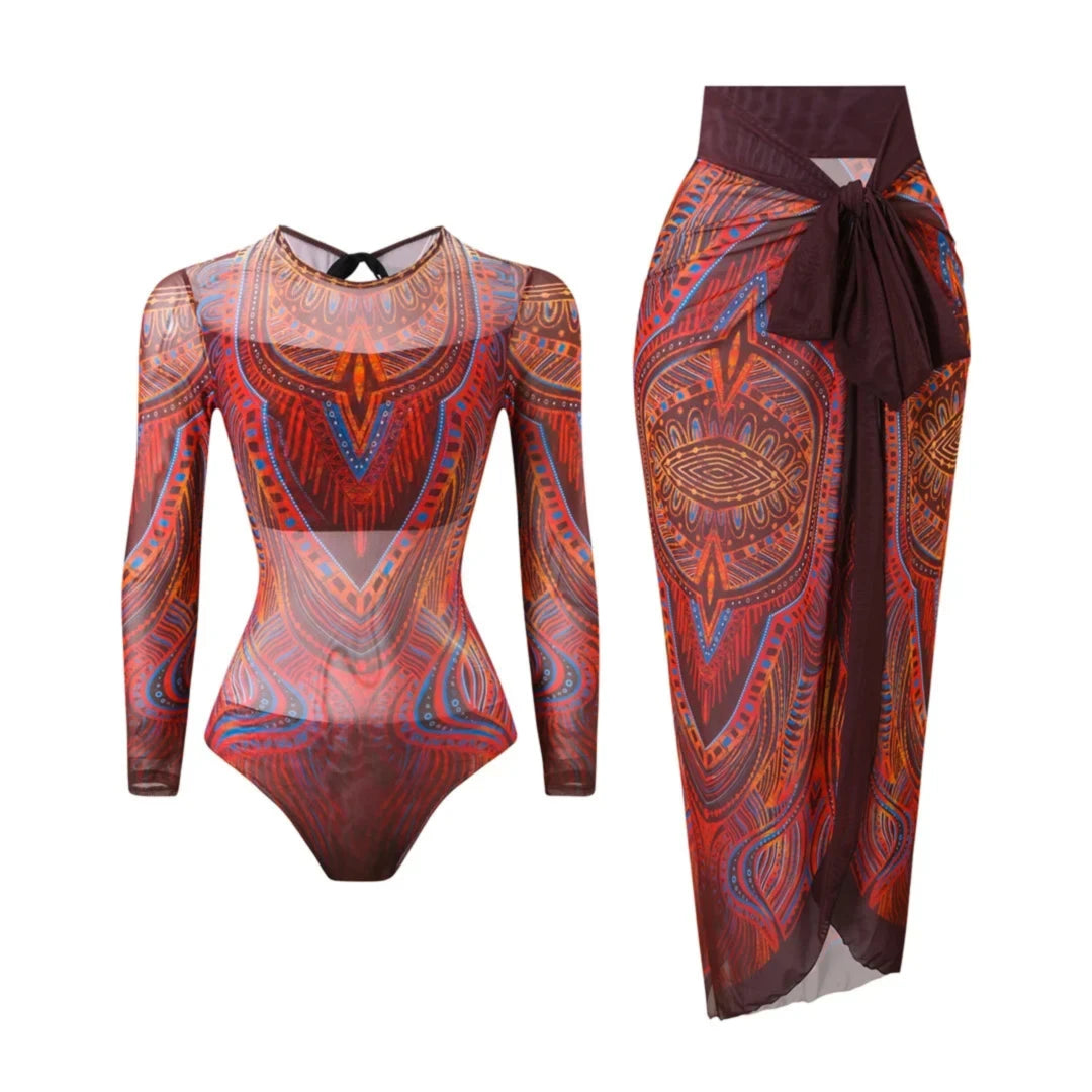 Maillot une pièce manches longues avec paréo marron et rouge à motifs ethniques, posé à plat sur fond blanc