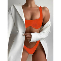 Bikini à armatures brésilien détail en V orange porté de face sous un blazer blanc, bonnets à armatures
