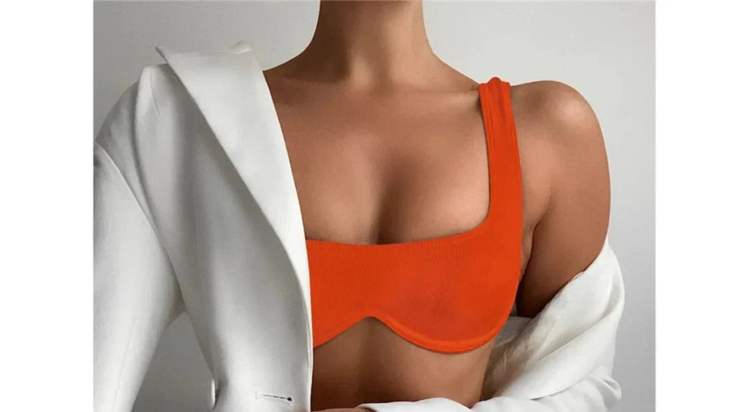 Gros plan sur le haut du bikini à armatures brassière et bas brésilien orange
