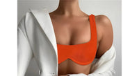 Gros plan sur le haut du bikini à armatures brassière et bas brésilien orange