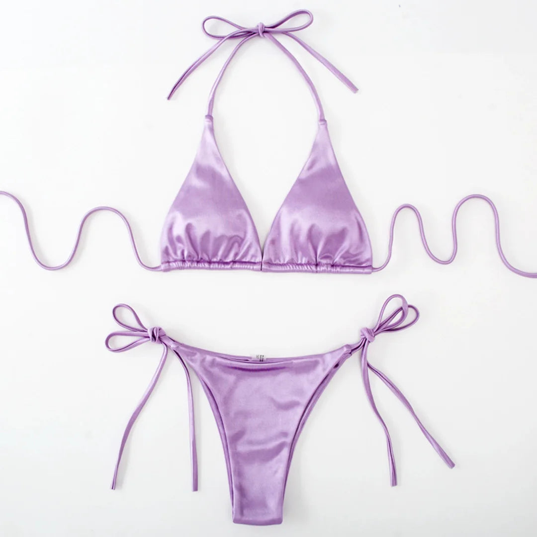 Bikini brésilien satiné triangle tour de cou violet clair posé à plat sur fond blanc, liens longs et bretelles